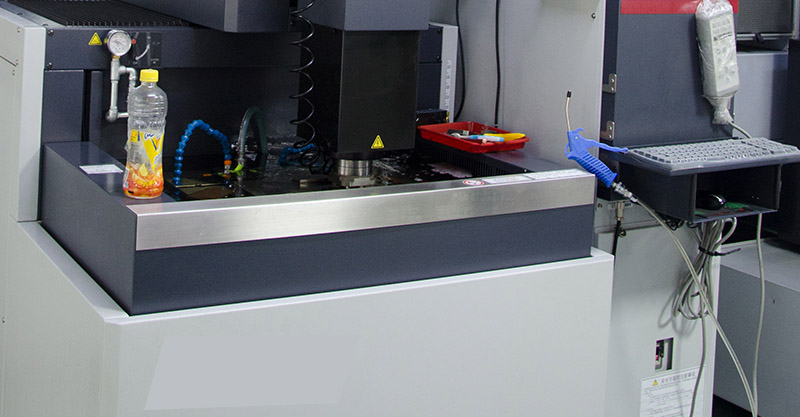 Japan, Switzerland has developed the latest EDM discharge equipment